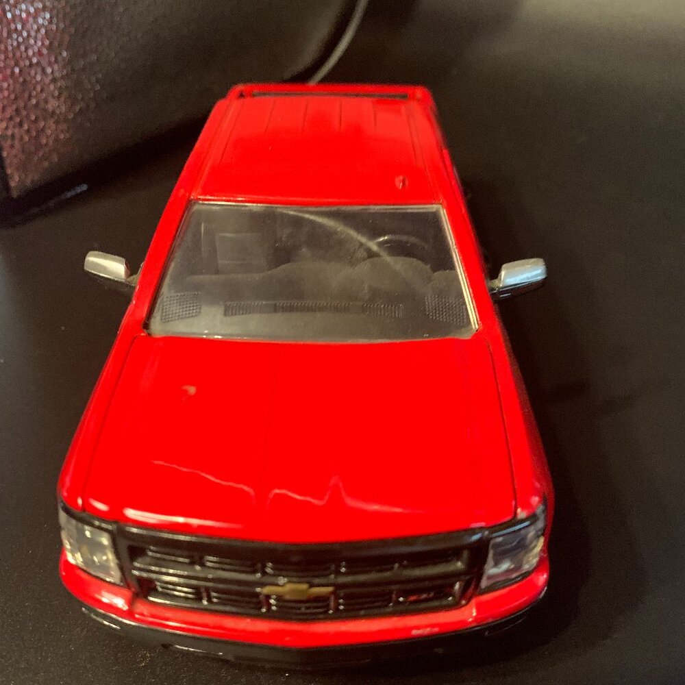 1:24 Red Chevrolet Silverado Diecast Pick Up Truck SELLING AS IS